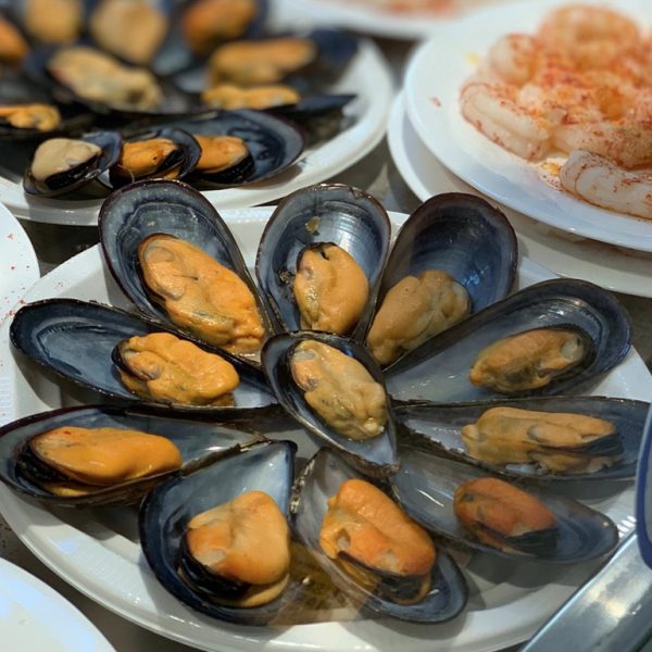 Half shell mussels